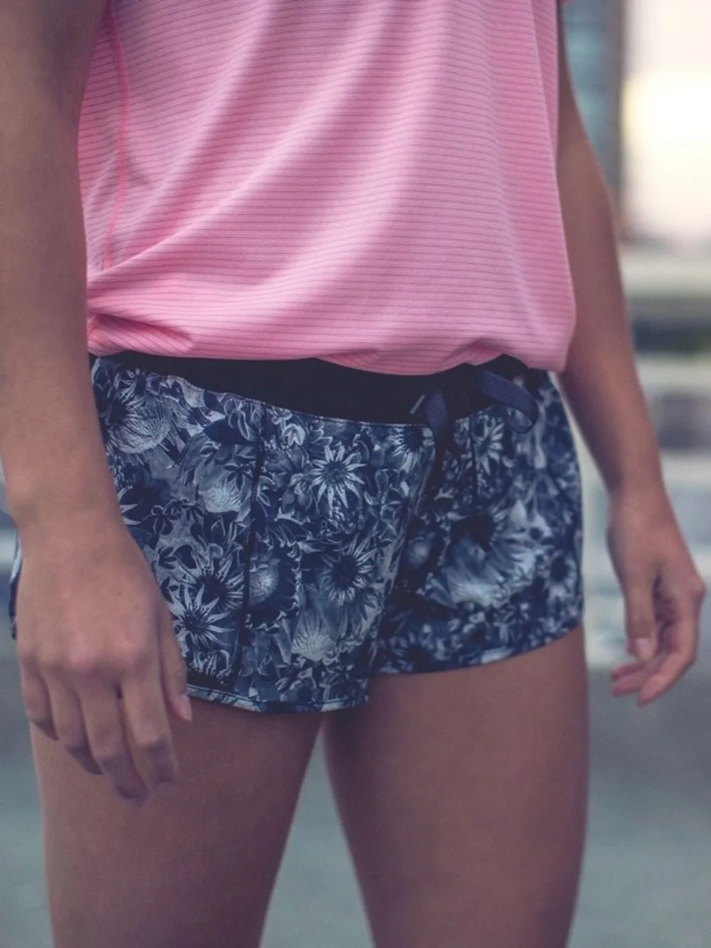 Lululemon Hotty Hot Short 2.5'' in Flowabunga Black Angel Wing Size 8